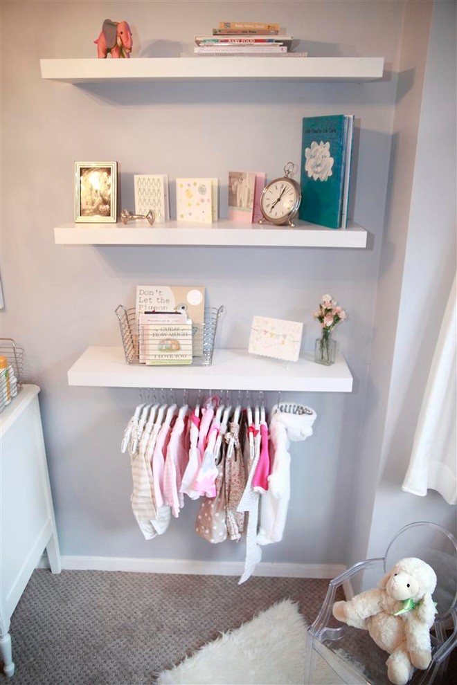 На фото: маленькая комната для малыша в стиле неоклассика (современная классика) с фиолетовыми стенами и ковровым покрытием для на участке и в саду, девочки
