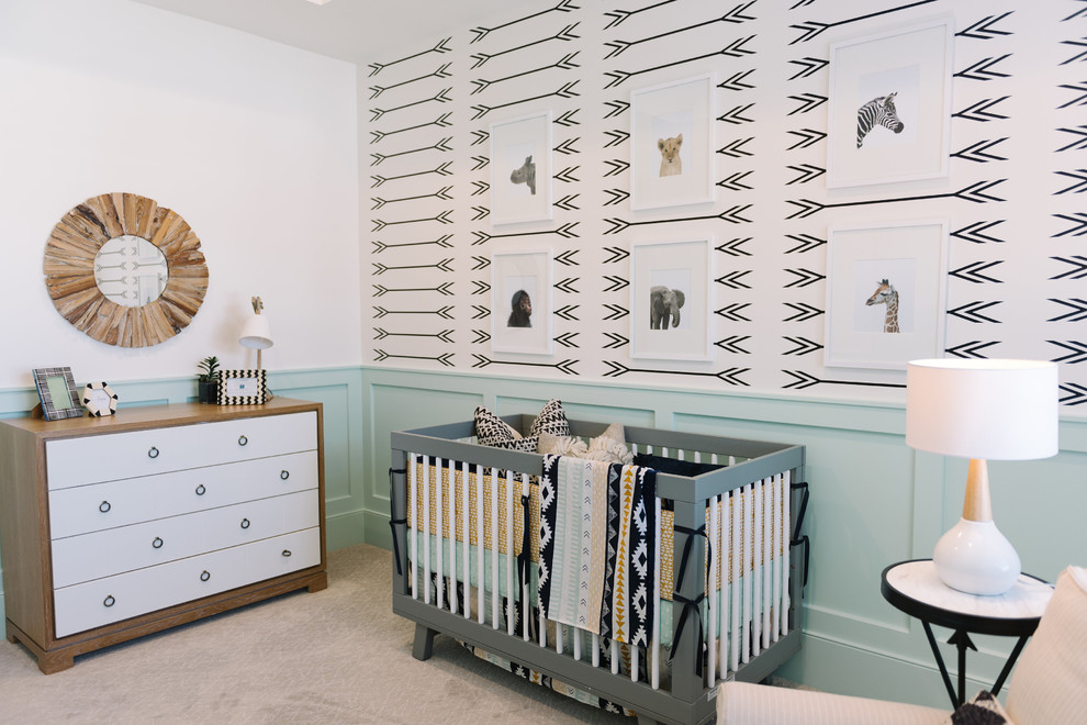 Modelo de habitación de bebé neutra escandinava de tamaño medio con paredes verdes, moqueta y suelo gris