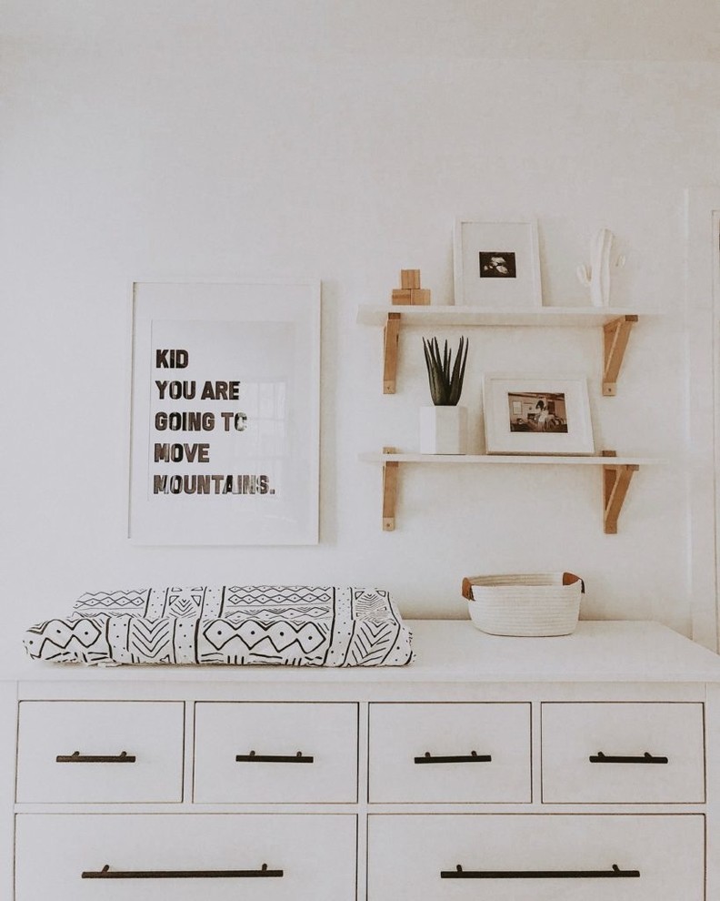 Стильный дизайн: комната для малыша среднего размера в стиле модернизм с белыми стенами, ковровым покрытием и бежевым полом для мальчика - последний тренд