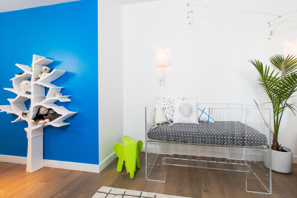 Mittelgroßes Modernes Babyzimmer mit weißer Wandfarbe und braunem Holzboden in Los Angeles