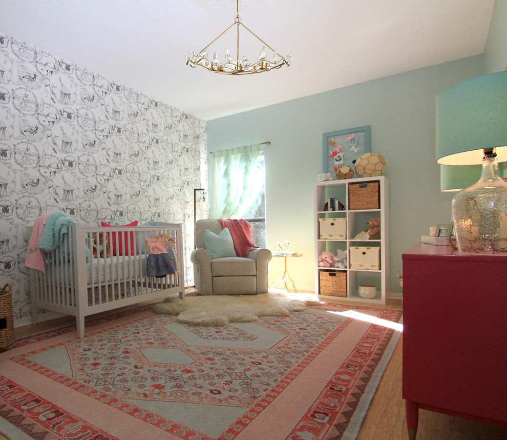 Свежая идея для дизайна: большая комната для малыша в стиле фьюжн с разноцветными стенами и паркетным полом среднего тона для девочки - отличное фото интерьера