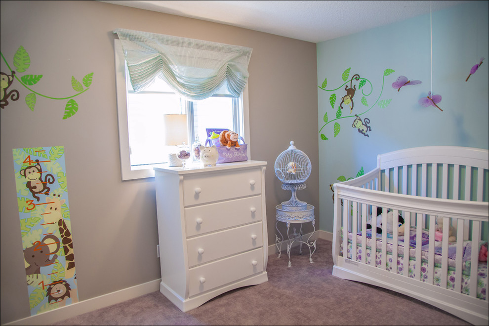 Exemple d'une chambre de bébé tendance avec un mur multicolore et moquette.