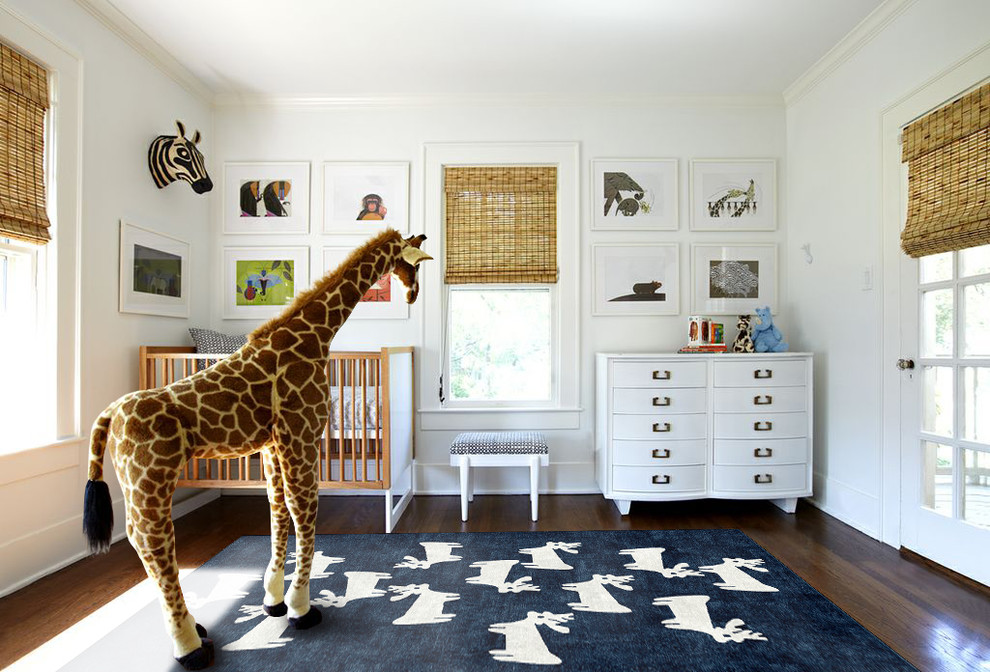 Ispirazione per una cameretta per neonato tradizionale con pareti bianche, parquet scuro e pavimento marrone