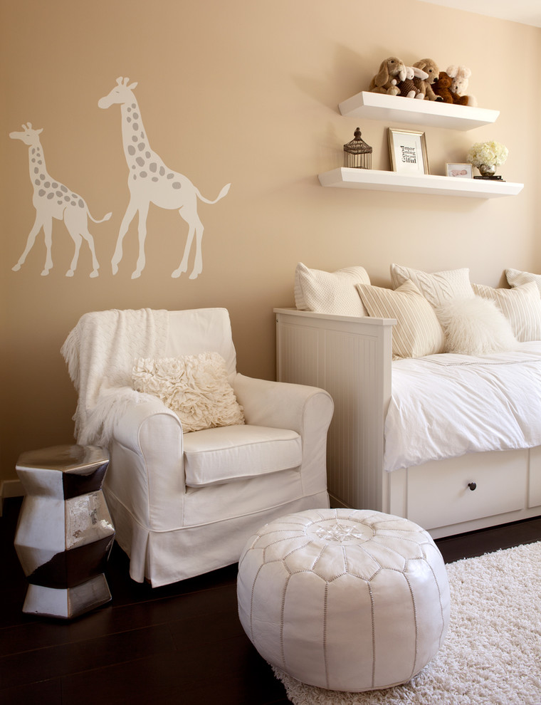 Idée de décoration pour une chambre de bébé neutre tradition avec un mur beige et parquet foncé.