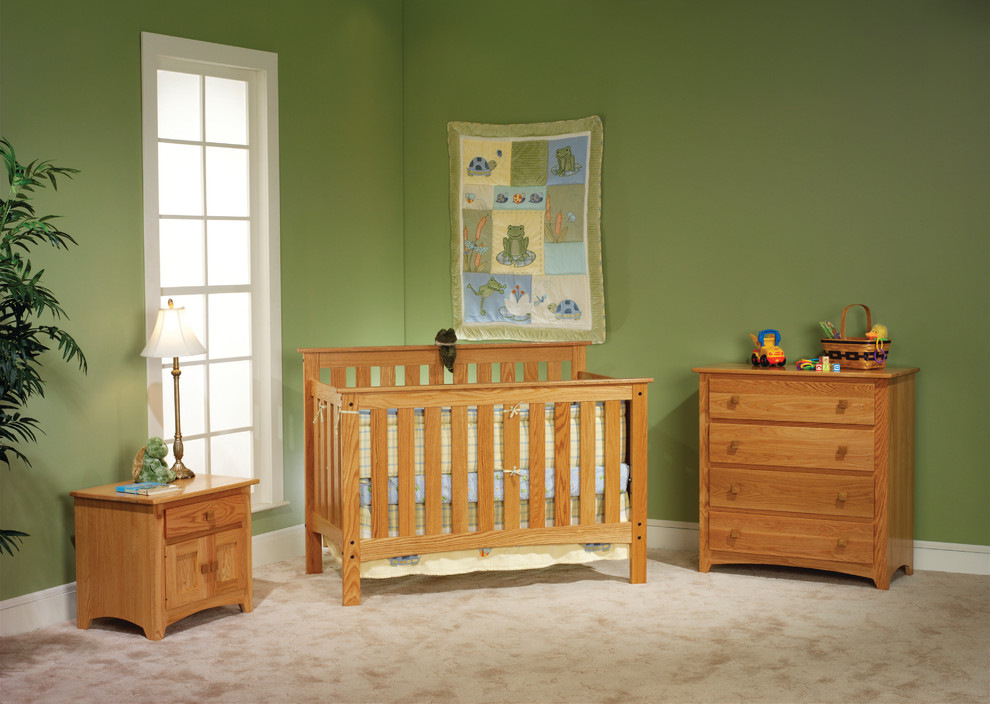 На фото: комната для малыша среднего размера в классическом стиле