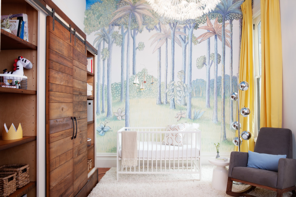 Ispirazione per una cameretta per neonati minimal con pareti multicolore, pavimento in legno massello medio e pavimento marrone