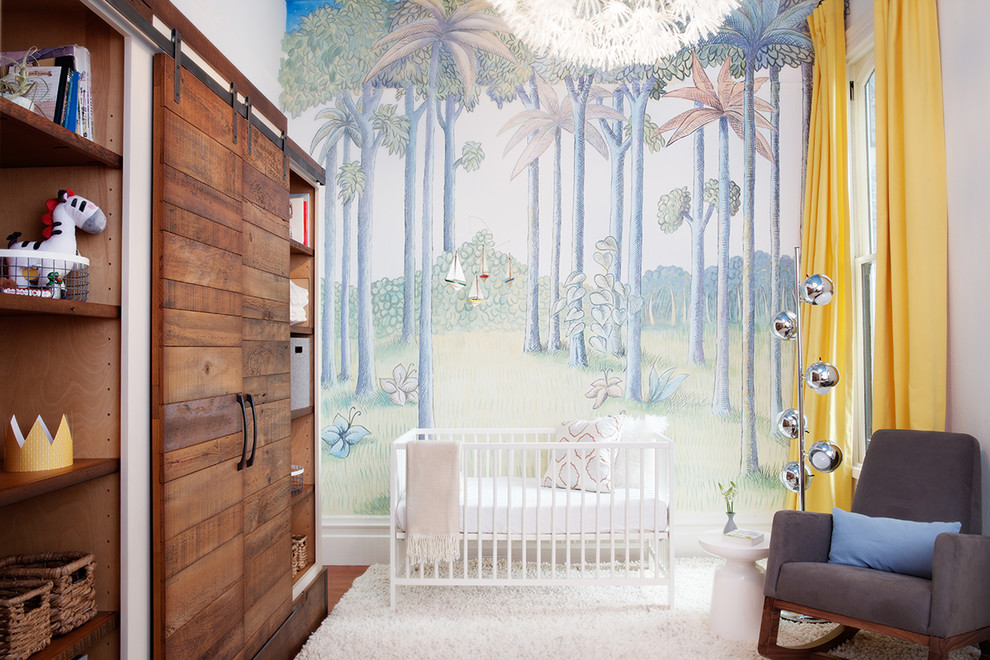 Cette image montre une chambre de bébé neutre design avec un sol blanc.