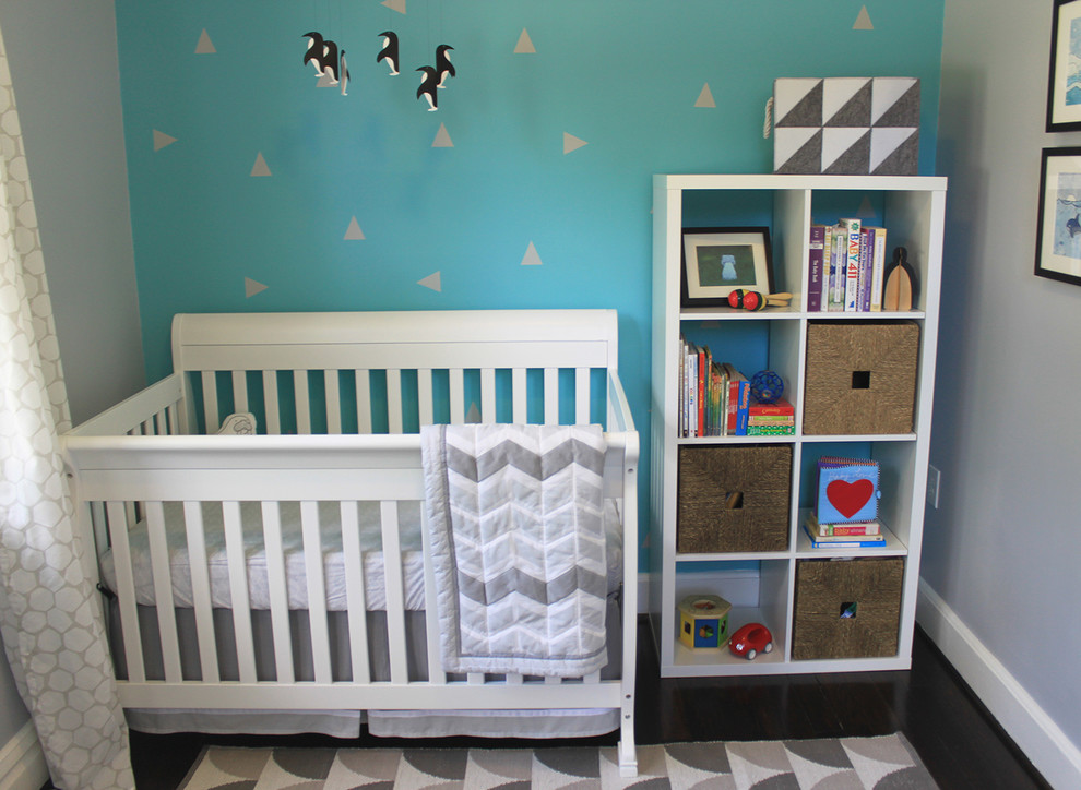 На фото: маленькая комната для малыша в стиле модернизм с синими стенами и темным паркетным полом для на участке и в саду, мальчика