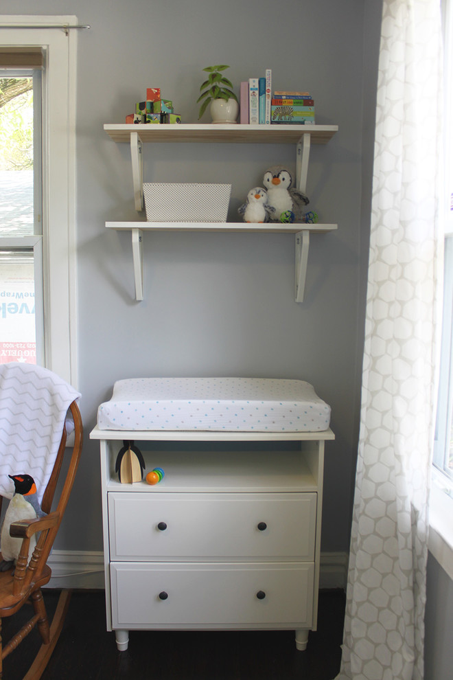 Свежая идея для дизайна: маленькая комната для малыша в стиле модернизм с серыми стенами и темным паркетным полом для на участке и в саду, мальчика - отличное фото интерьера