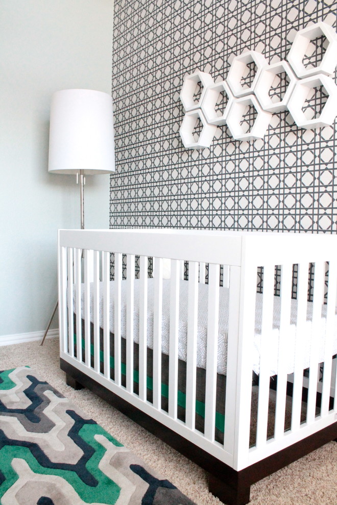 Modelo de habitación de bebé neutra actual de tamaño medio con paredes multicolor y moqueta