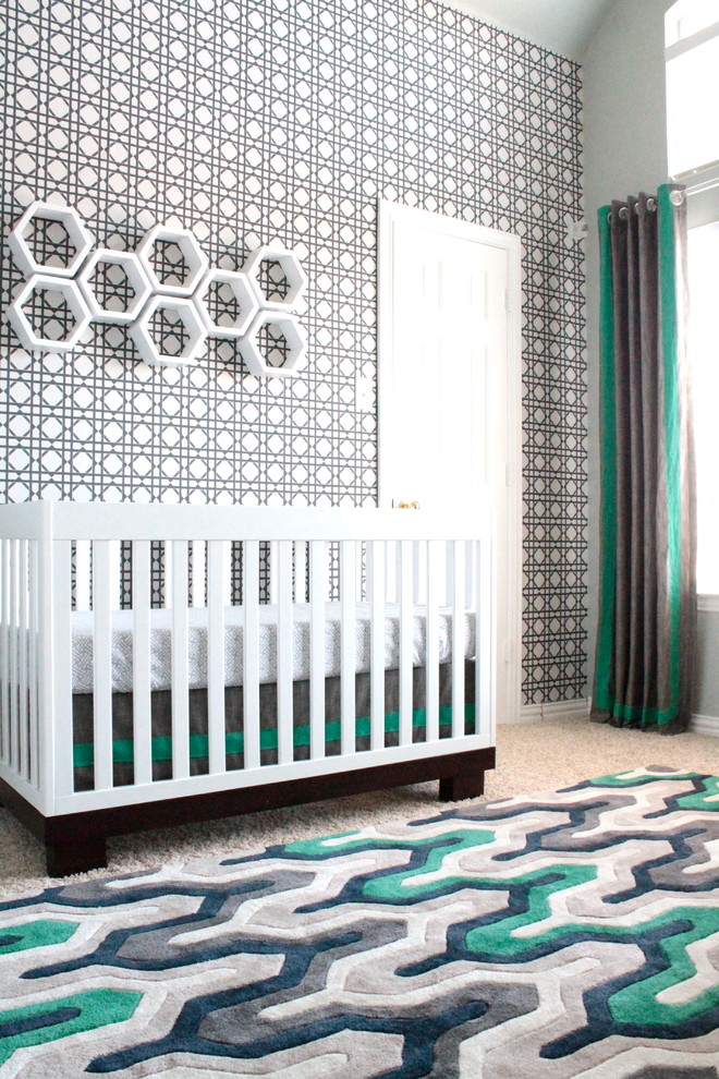 Пример оригинального дизайна: комната для малыша среднего размера в современном стиле с зелеными стенами и ковровым покрытием для мальчика
