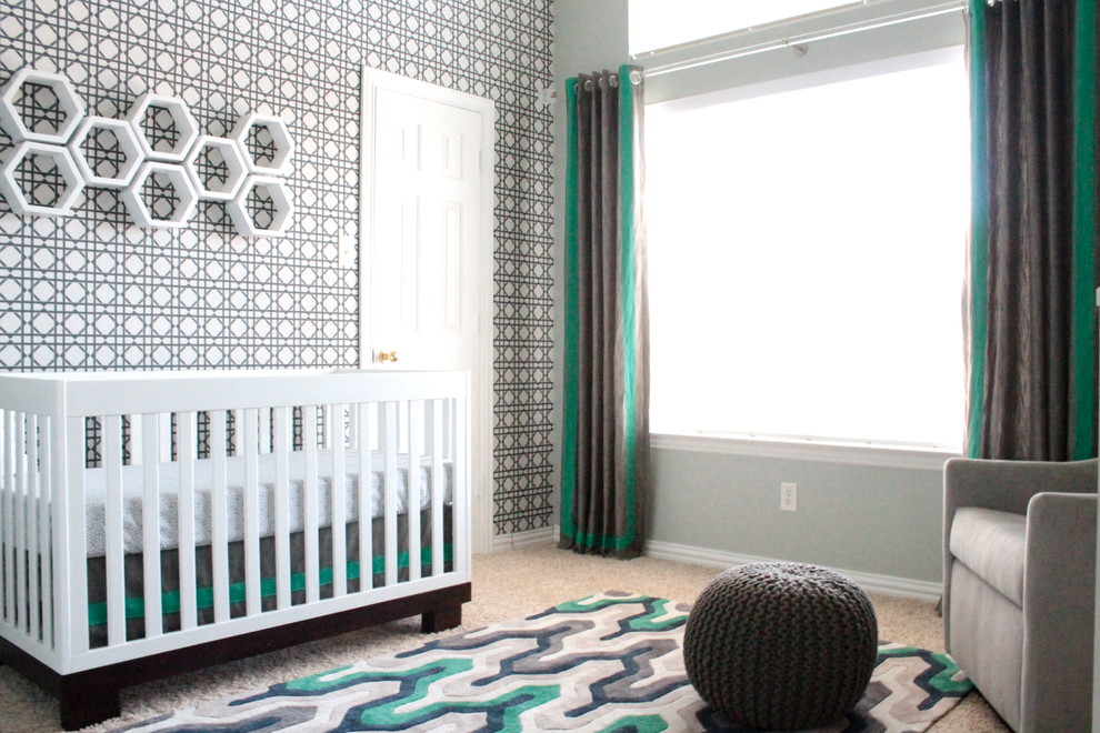 Immagine di una cameretta per neonato minimal di medie dimensioni con pareti verdi e moquette
