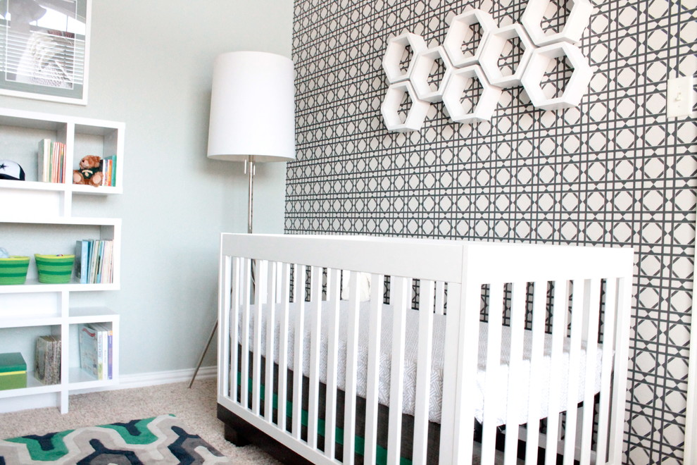 Стильный дизайн: нейтральная комната для малыша среднего размера в современном стиле с зелеными стенами и ковровым покрытием - последний тренд