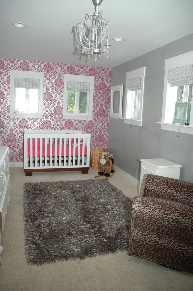 Inredning av ett modernt babyrum, med rosa väggar och heltäckningsmatta