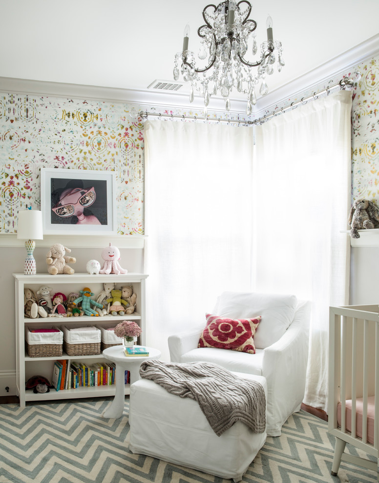 Idee per una cameretta per neonati neutra classica con pareti multicolore e moquette