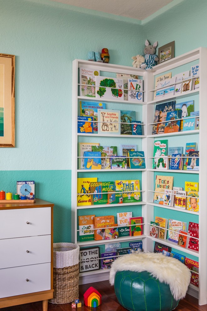 Пример оригинального дизайна: комната для малыша среднего размера в стиле фьюжн с синими стенами для мальчика