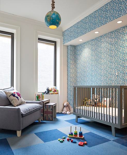 Réalisation d'une chambre de bébé minimaliste avec un mur bleu, moquette et un sol bleu.