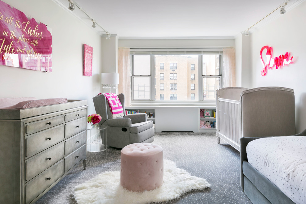 ニューヨークにあるトランジショナルスタイルのおしゃれな赤ちゃん部屋 (ベージュの壁、カーペット敷き、女の子用、グレーの床) の写真