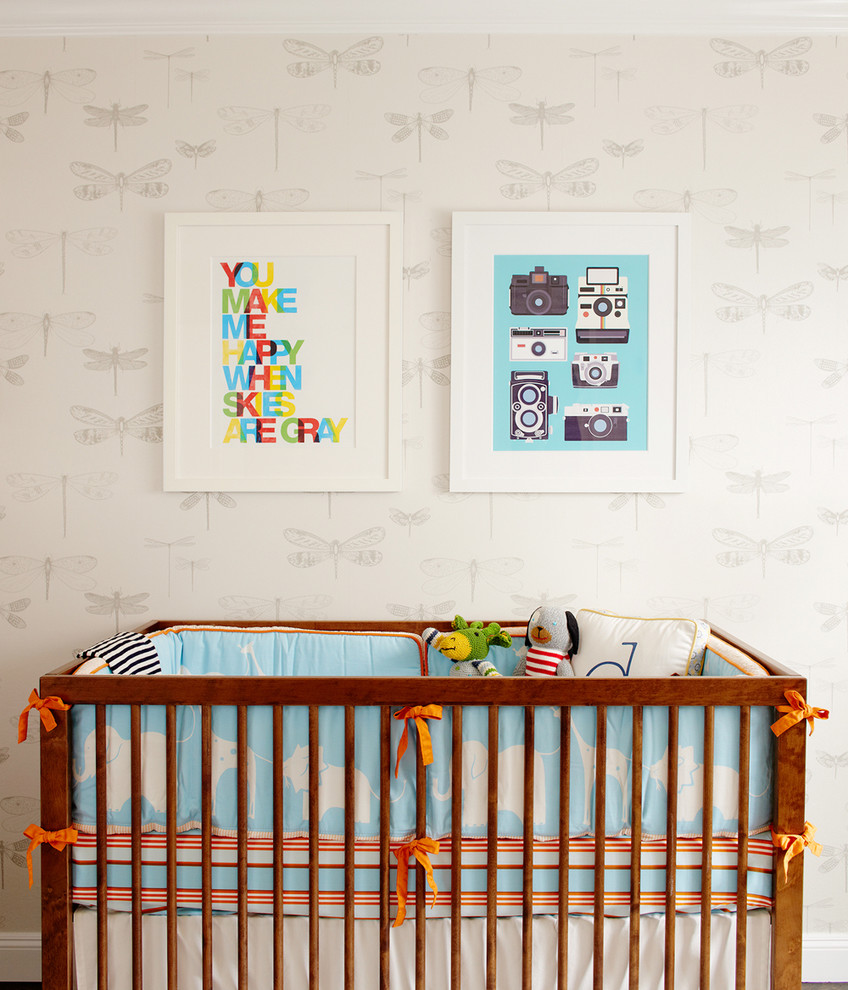 На фото: нейтральная комната для малыша среднего размера в современном стиле с бежевыми стенами