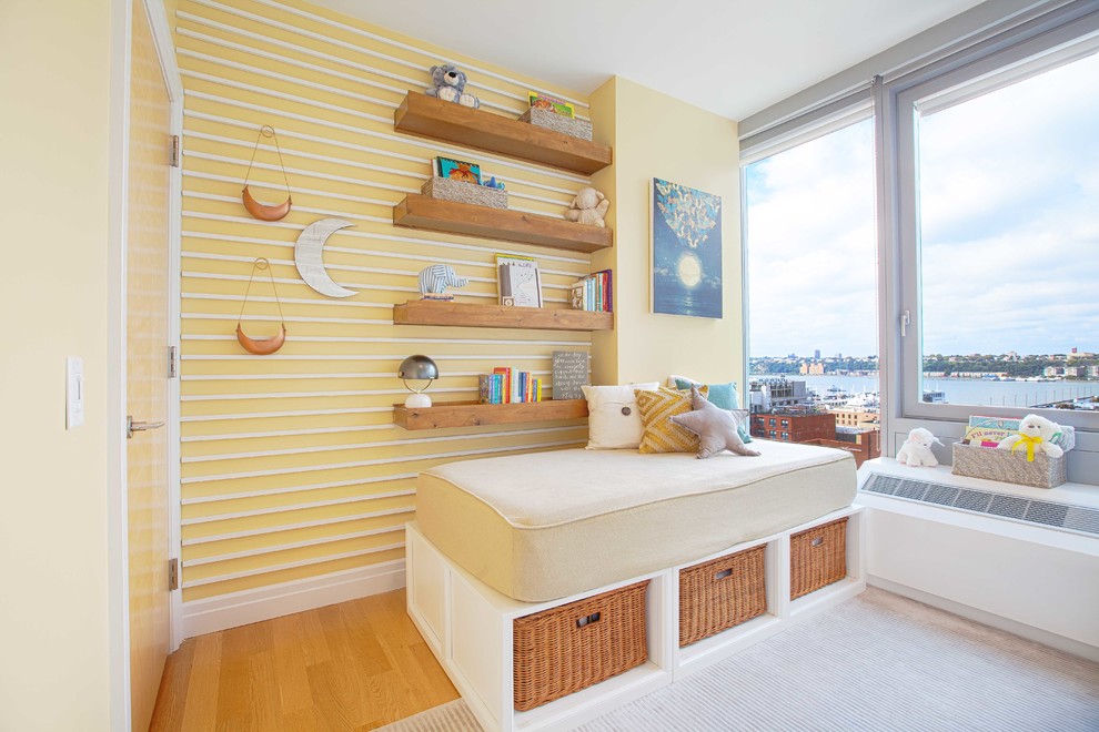 На фото: маленькая нейтральная комната для малыша в современном стиле с светлым паркетным полом, серыми стенами и коричневым полом для на участке и в саду с