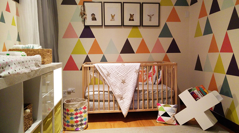 Idées déco pour une petite chambre de bébé moderne.