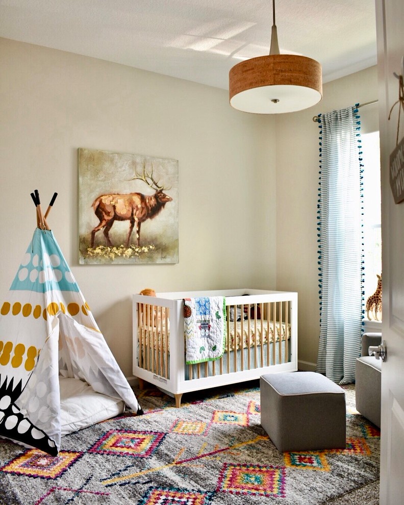 Ejemplo de habitación de bebé neutra tradicional renovada con paredes beige, moqueta y suelo gris