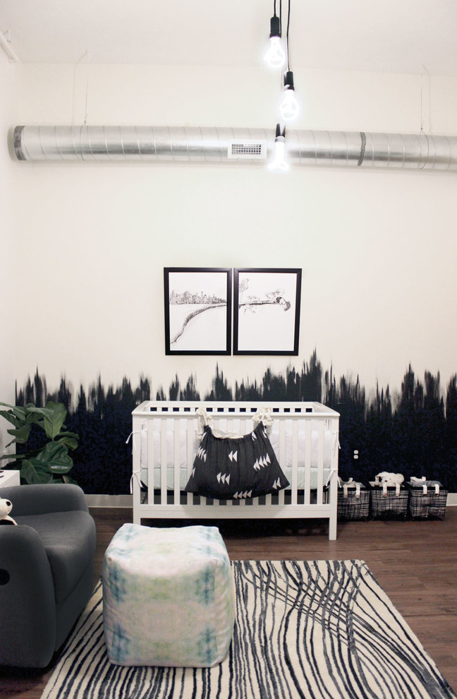Стильный дизайн: комната для малыша среднего размера в стиле модернизм с белыми стенами, паркетным полом среднего тона и коричневым полом для мальчика - последний тренд
