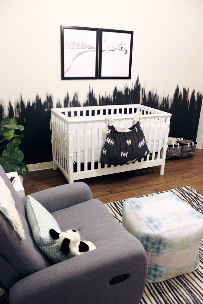Diseño de habitación de bebé niño moderna de tamaño medio con paredes blancas, suelo de madera en tonos medios y suelo marrón
