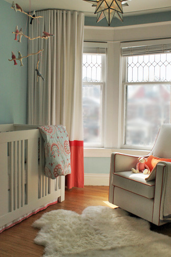 Mittelgroßes Stilmix Babyzimmer mit blauer Wandfarbe und braunem Holzboden in Toronto