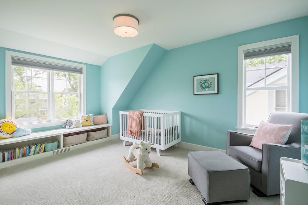Cette image montre une grande chambre de bébé fille traditionnelle avec un mur bleu, moquette et un sol gris.