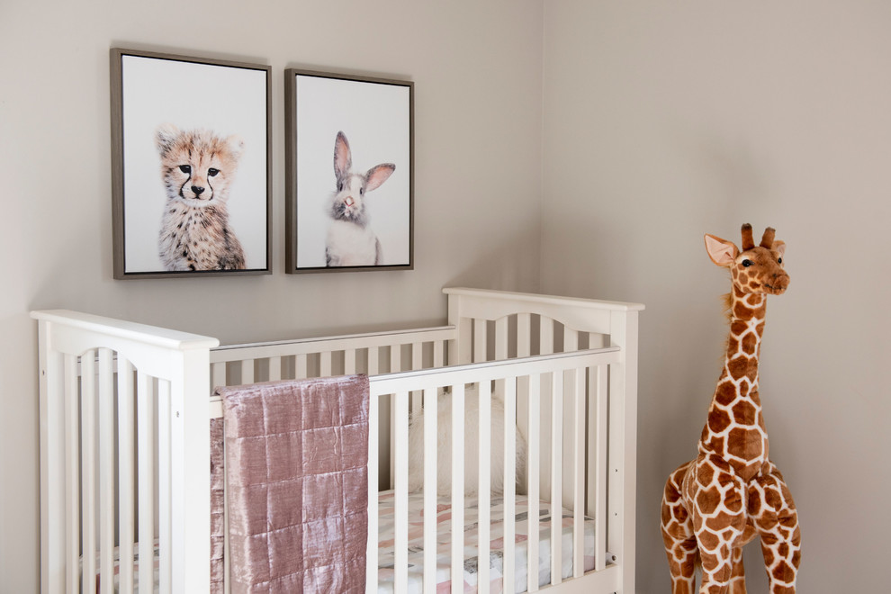 Idée de décoration pour une petite chambre de bébé fille champêtre avec un mur beige et parquet clair.