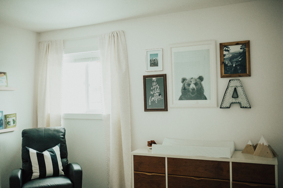 Foto de habitación de bebé neutra nórdica de tamaño medio con paredes blancas y suelo vinílico