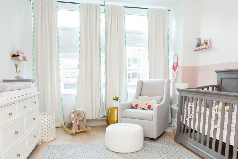 Пример оригинального дизайна: комната для малыша в стиле неоклассика (современная классика) с розовыми стенами и бежевым полом для девочки