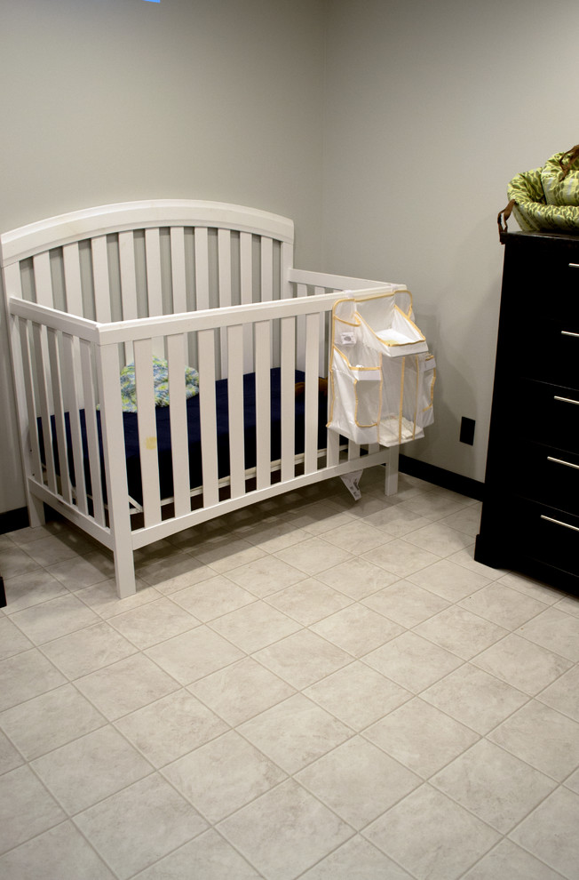 Foto de habitación de bebé moderna con paredes blancas, suelo vinílico y suelo blanco