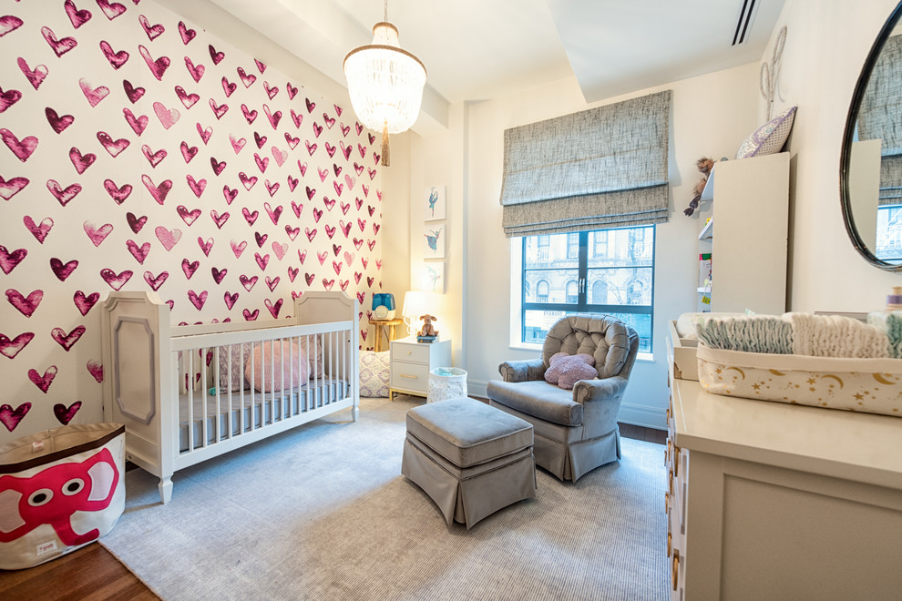 Klassisches Babyzimmer mit weißer Wandfarbe, dunklem Holzboden und braunem Boden in New York