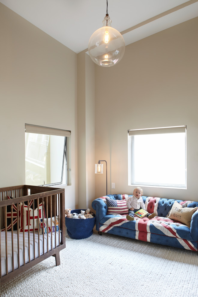 Esempio di una grande cameretta per neonati neutra minimalista con pareti beige e moquette