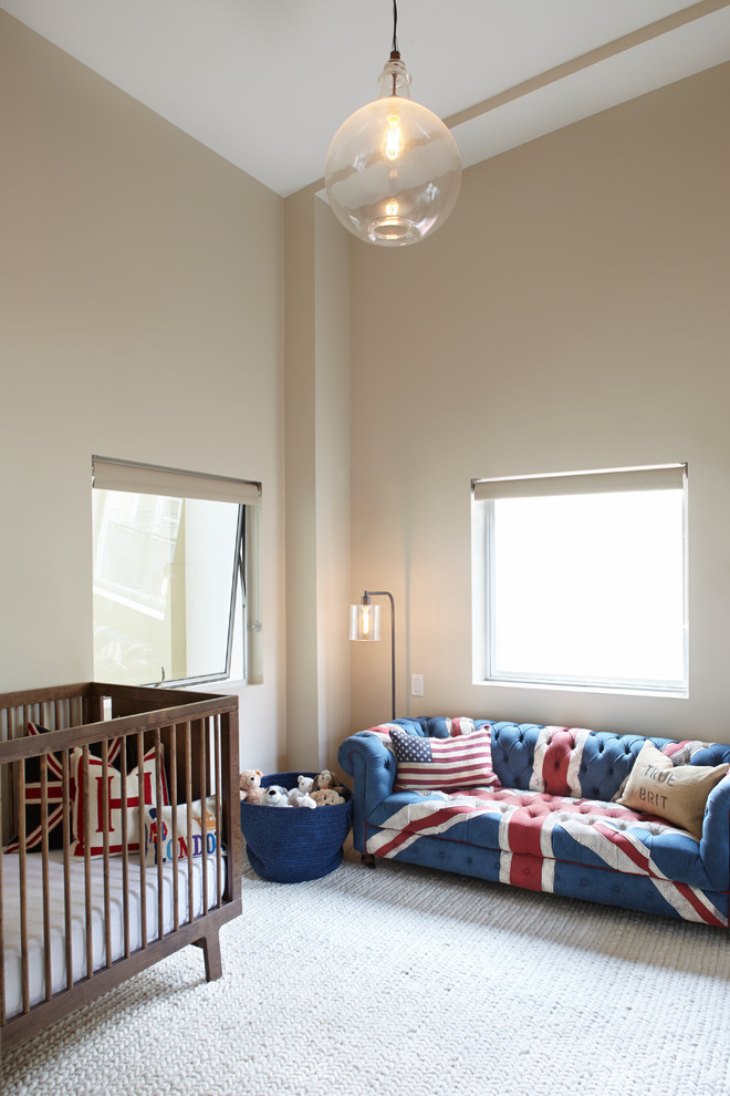 Imagen de habitación de bebé neutra minimalista grande con paredes beige y moqueta