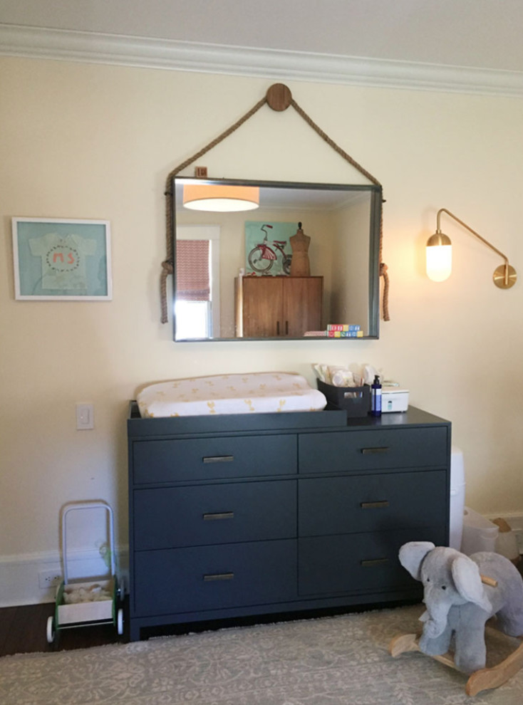 Aménagement d'une chambre de bébé neutre rétro de taille moyenne avec un mur jaune, moquette et un sol bleu.