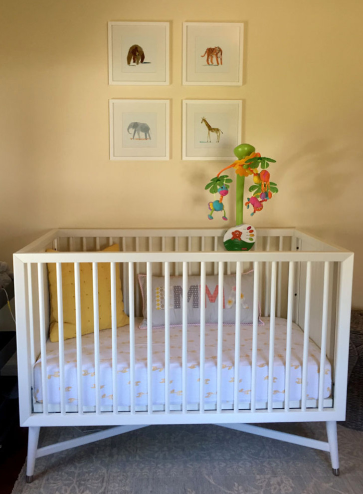 Cette photo montre une chambre de bébé neutre rétro de taille moyenne avec un mur jaune, moquette et un sol bleu.