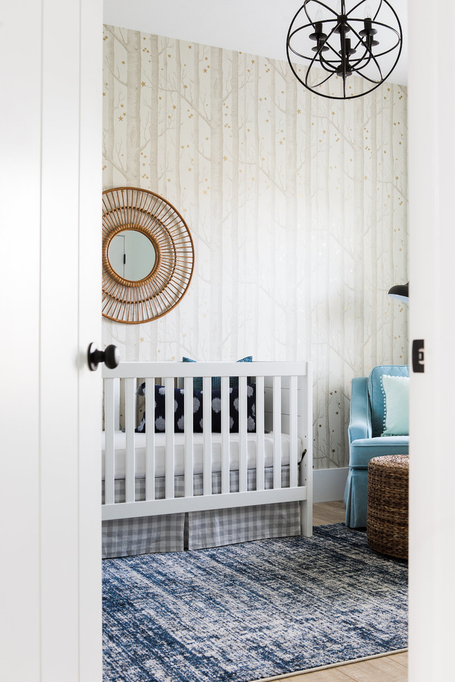 Ispirazione per una piccola cameretta per neonato classica con pareti beige e parquet chiaro