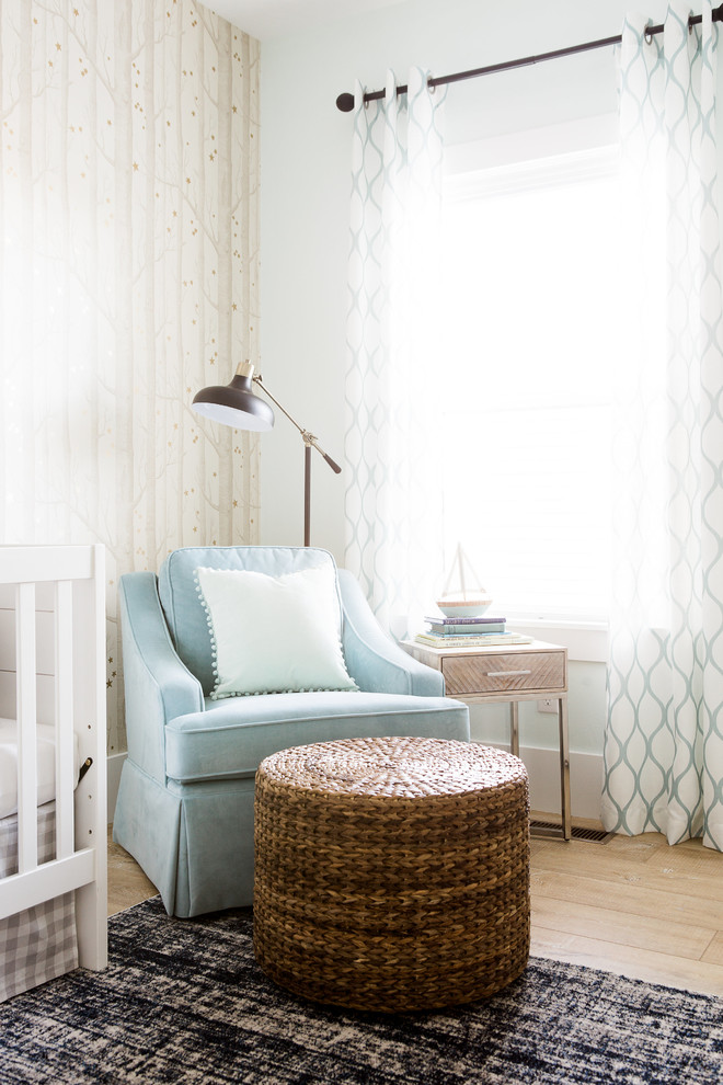 Inspiration pour une petite chambre de bébé garçon traditionnelle avec un mur beige et parquet clair.