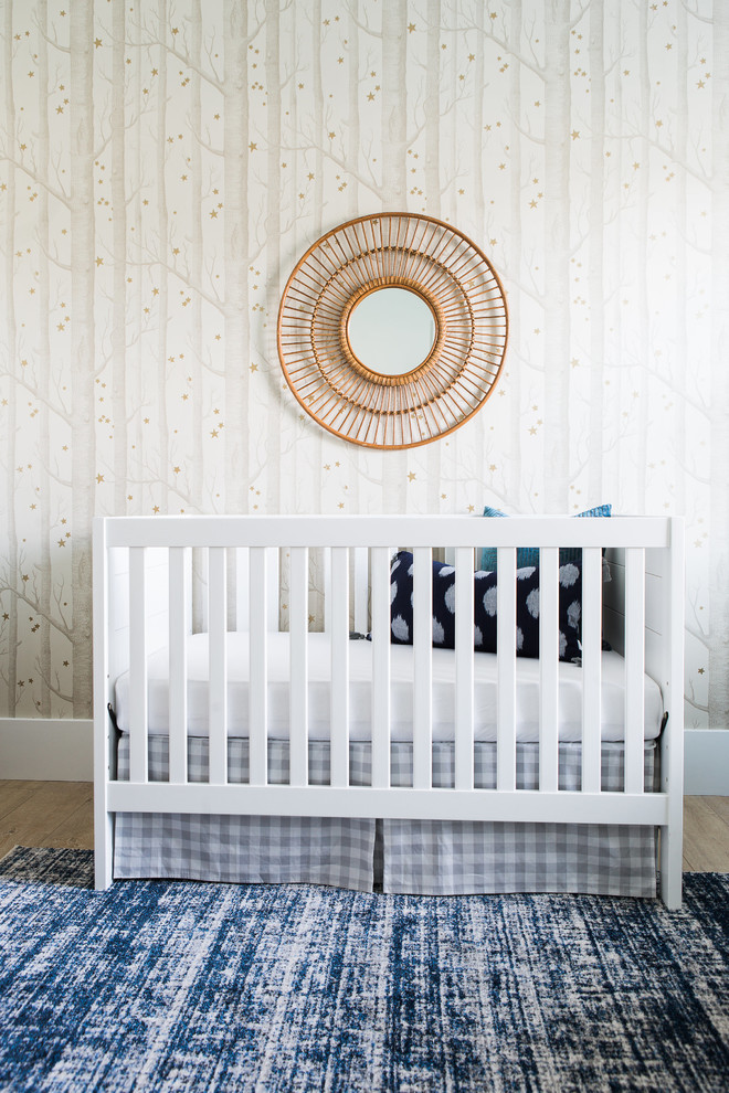 Idee per una piccola cameretta per neonato tradizionale con pareti beige e parquet chiaro