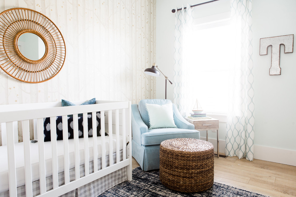 Kleines Klassisches Babyzimmer mit beiger Wandfarbe und hellem Holzboden in Salt Lake City