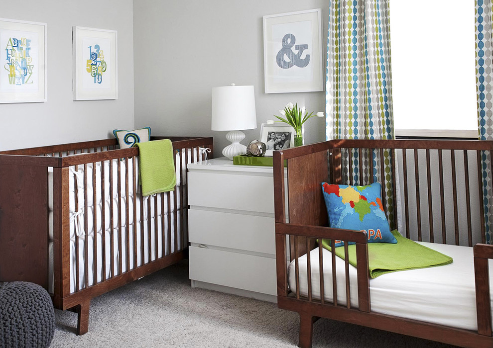 Cette photo montre une chambre de bébé neutre tendance avec un mur gris et moquette.