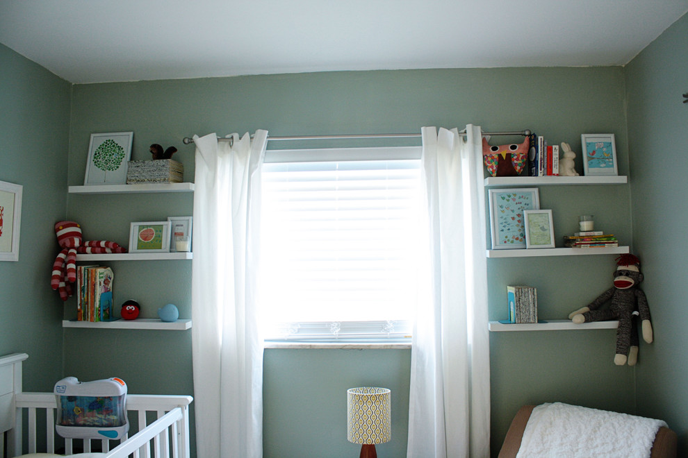 他の地域にあるコンテンポラリースタイルのおしゃれな赤ちゃん部屋 (緑の壁、男女兼用) の写真