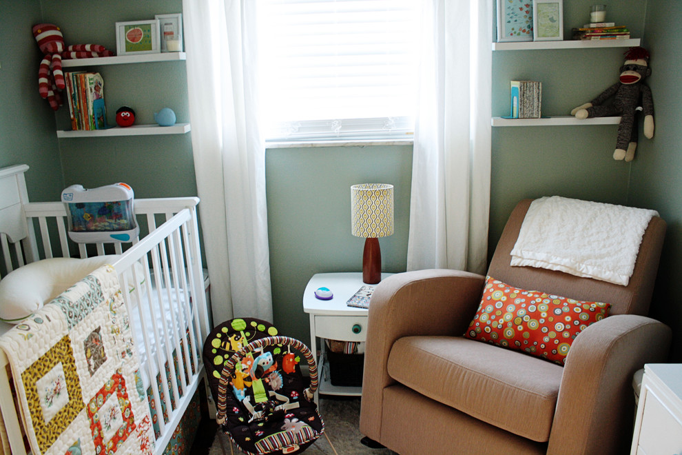Idées déco pour une chambre de bébé neutre contemporaine avec un mur vert.
