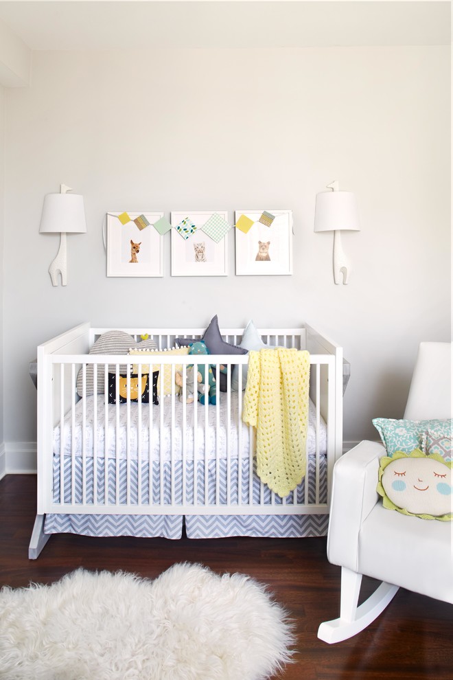 Idée de décoration pour une chambre de bébé neutre minimaliste de taille moyenne avec un mur gris et un sol en bois brun.