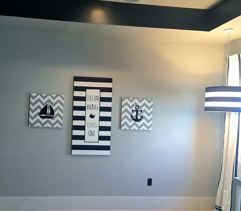 Пример оригинального дизайна: большая комната для малыша в стиле модернизм с серыми стенами и ковровым покрытием для мальчика