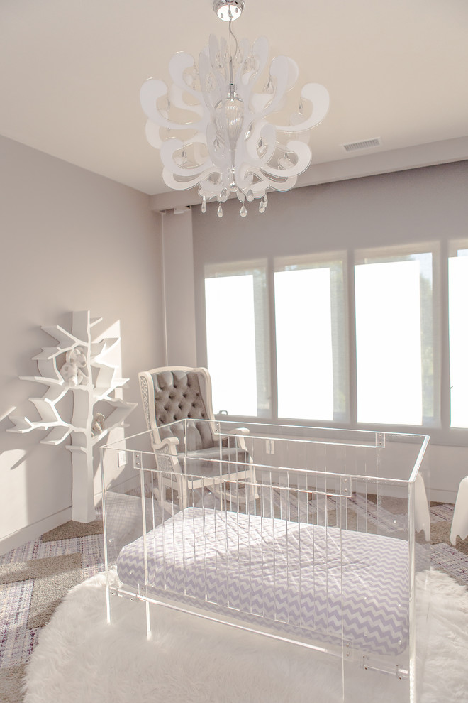 Идея дизайна: комната для малыша среднего размера в стиле модернизм с серыми стенами и ковровым покрытием для девочки