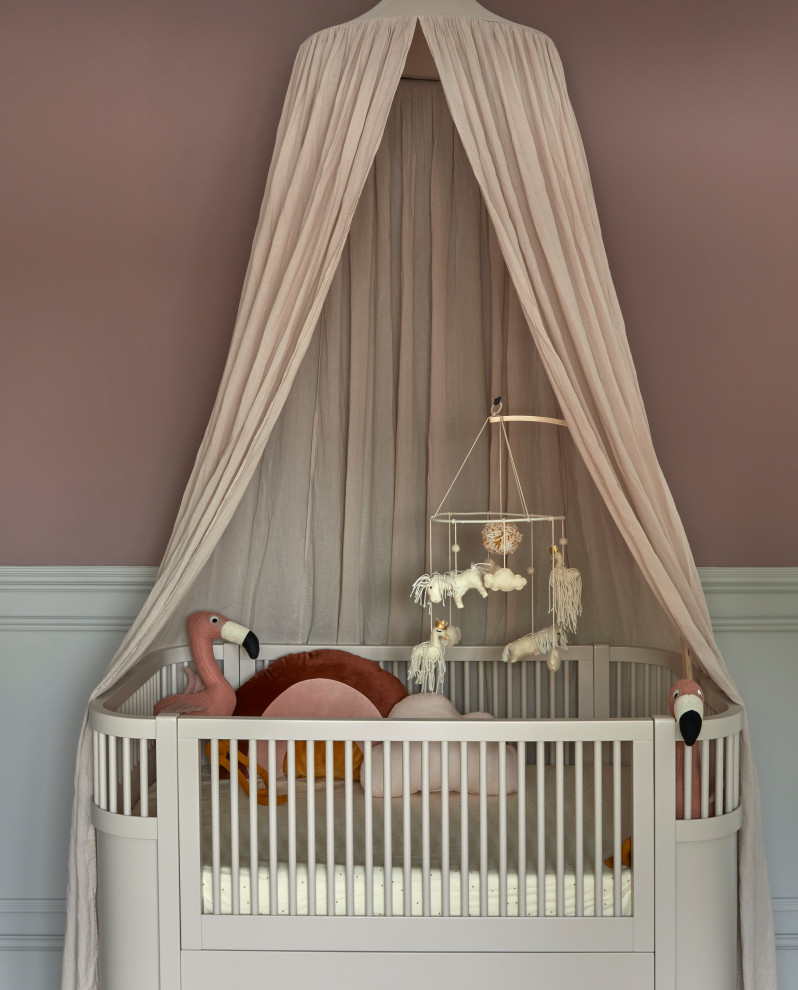ハートフォードシャーにあるトランジショナルスタイルのおしゃれな赤ちゃん部屋の写真